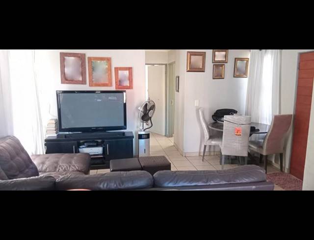 2 BEDROOM HOUSE FOR SALE IN SOUTH HILLS